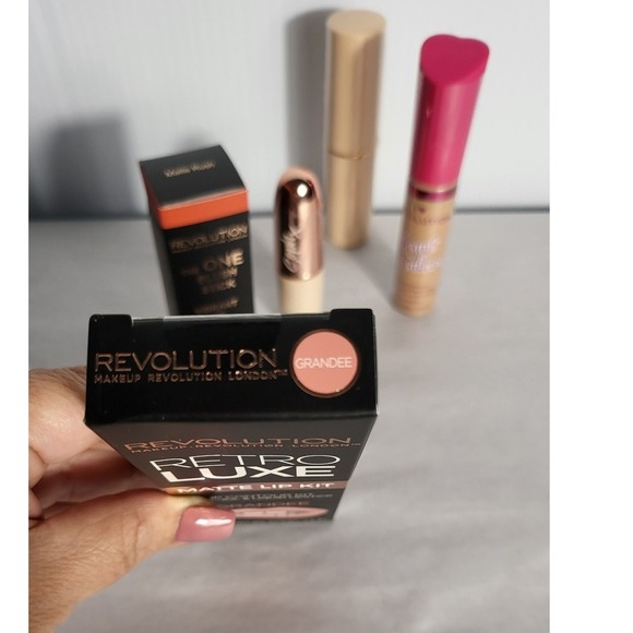 Makeup Revolution Retro Luxe Matte Lip Kit & More Bundle NEW - Picture 4 of 11